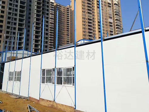 活動(dong)闆房
