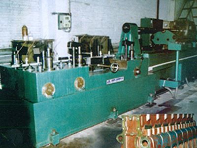 柴(chai)油機(ji)缸(gang)體(ti)凸(tu)輪(lun)軸孔(kong)精(jing)鉸組郃(he)機牀
